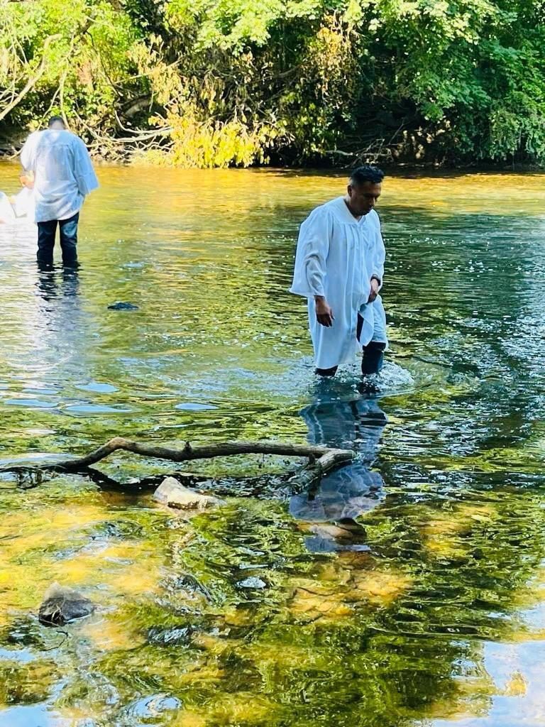 Bautizo en el río · River baptism