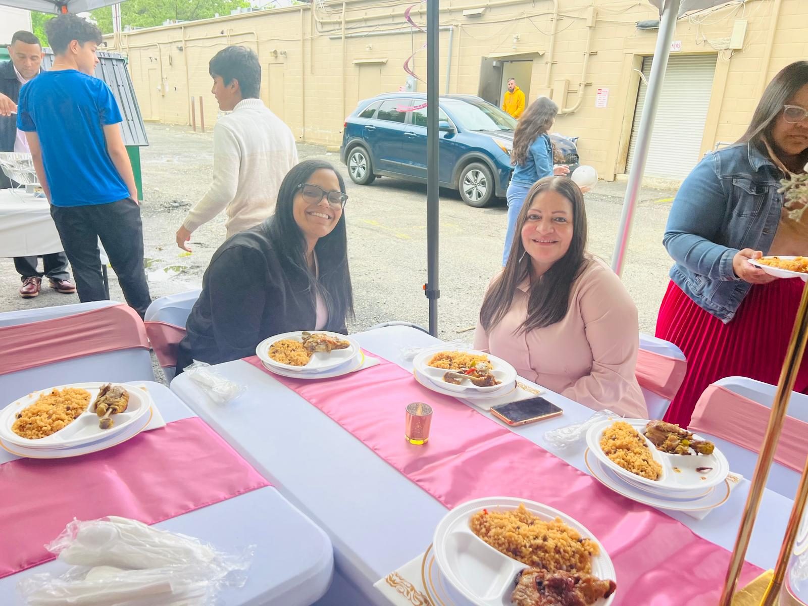 Cena comunitaria — todos a la mesa · Community dinner — everyone at the table