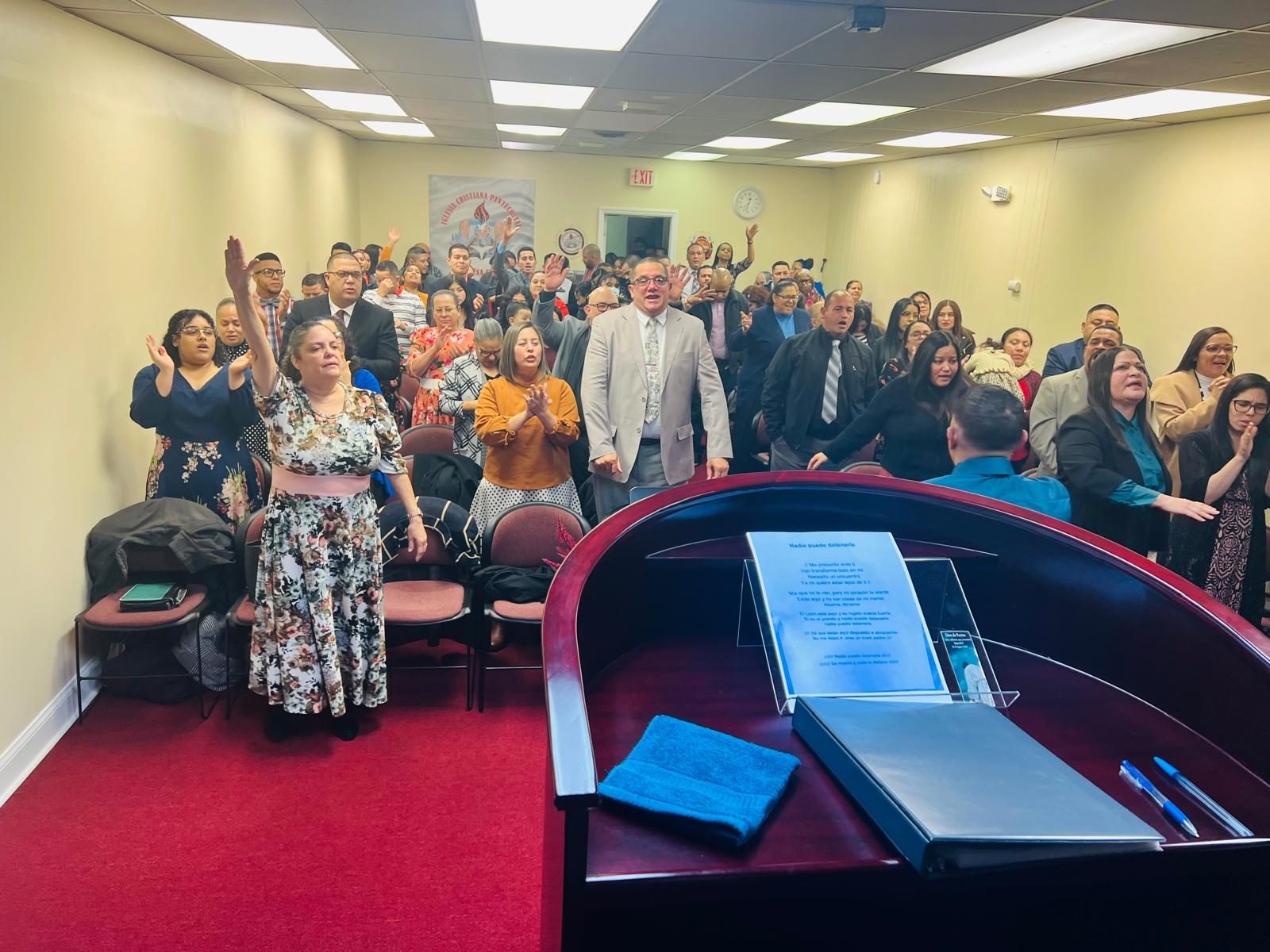 Culto de adoración, casa llena · Worship service, full house