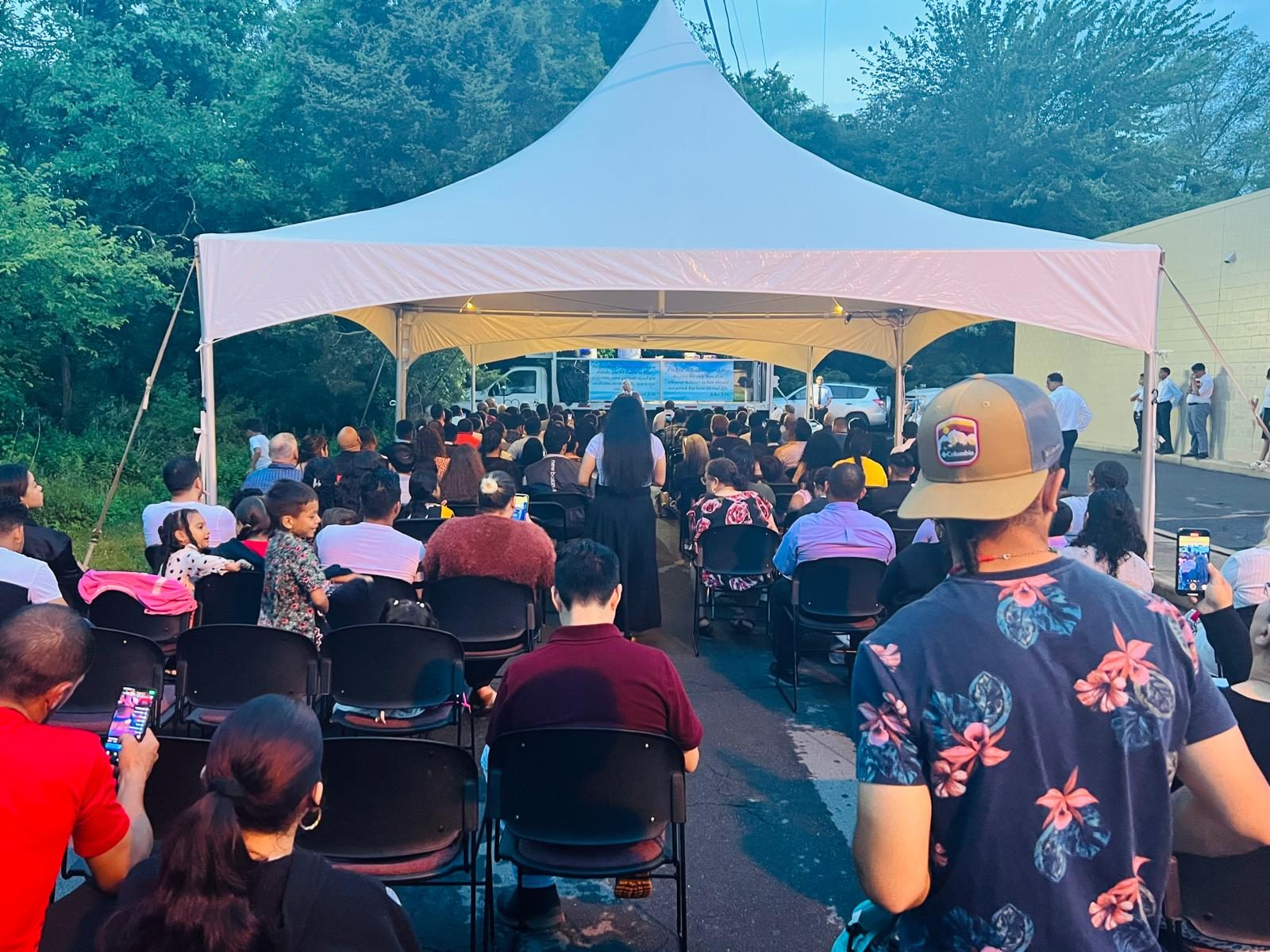 Evento evangelístico al aire libre · Outdoor evangelistic event