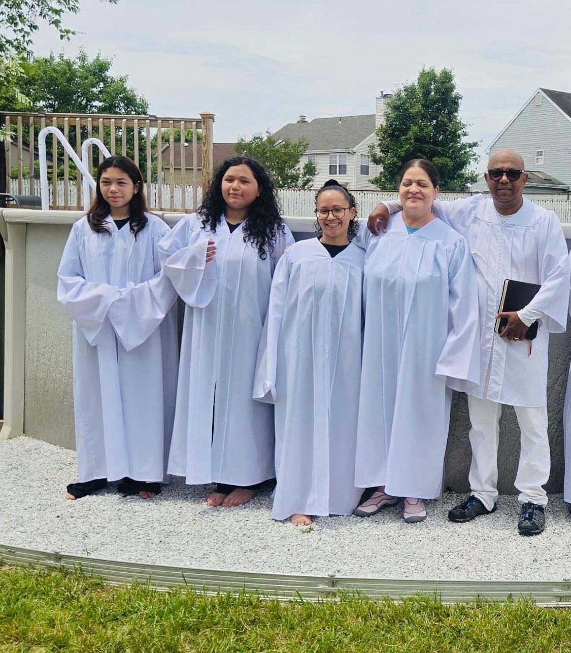 Nuevos creyentes vestidos de blanco · New believers in white