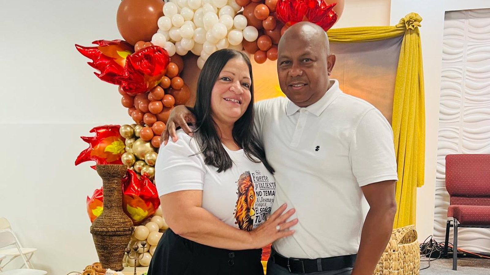 Pastores Danny y María Reyes en la celebración del sexto aniversario de la iglesia